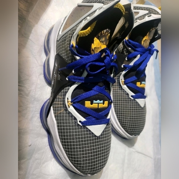 Nike LeBron 19 Hardwood Classic size 9.5 Mens - Picture 2 of 16